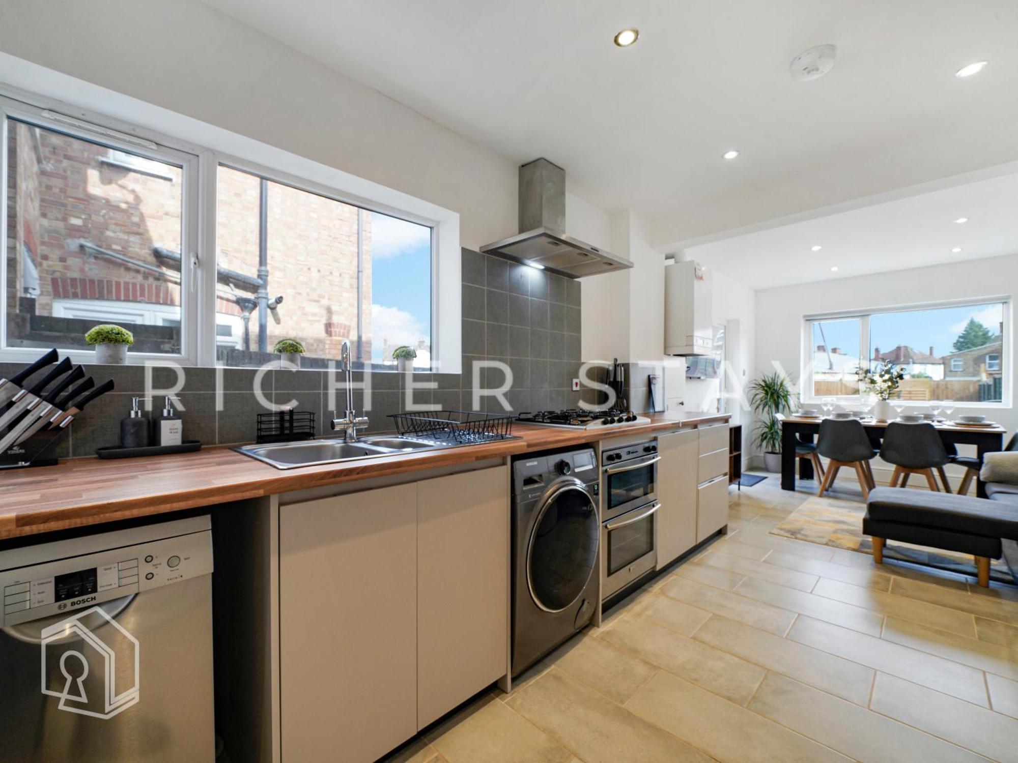 Watford Large 5Br Home - Contractors & Families Экстерьер фото