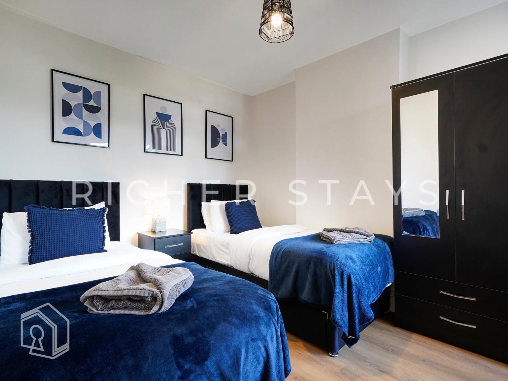 Watford Large 5Br Home - Contractors & Families Экстерьер фото